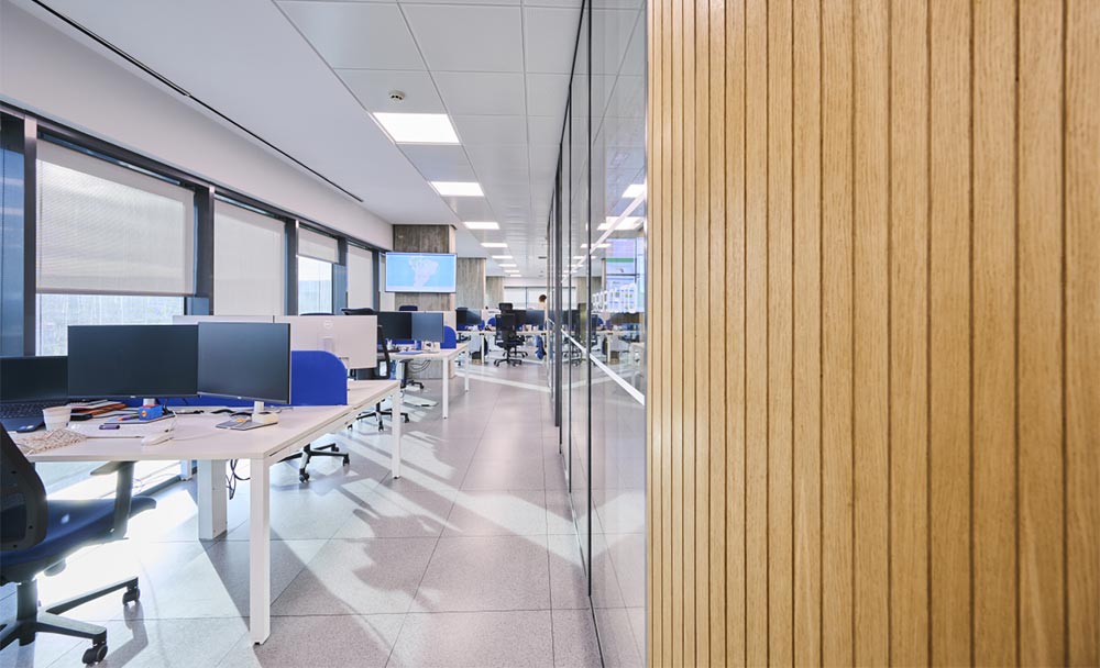 Minimalismo en el diseño de oficinas: espacios limpios y funcionales